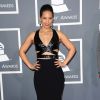 Alicia Keys mostrou sua boa forma no Grammy Awards 2013 em um modelito Azzedine Alaia