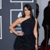 Lea Michele fugiu do longo e optou por um modelito Romona Keveza no Grammy Awards 2010