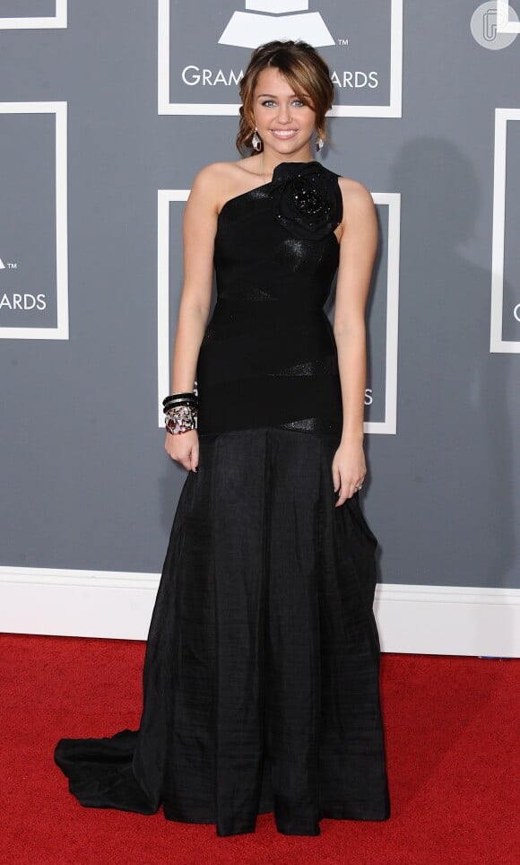Miley Cyrus, ainda sem o visual rebelde, vestiu Herve Leger no Grammy Awards 2009