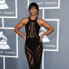 Kelly Rowland foi ousada ao vestir um Georges Chakra cheio de recortes com transparência no Grammy Awards 2013