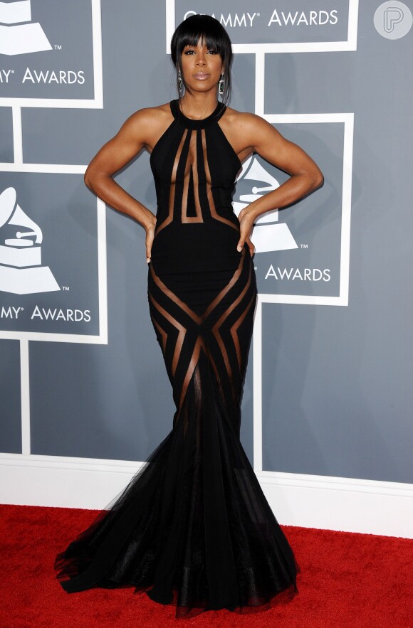 Kelly Rowland foi ousada ao vestir um Georges Chakra cheio de recortes com transparência no Grammy Awards 2013