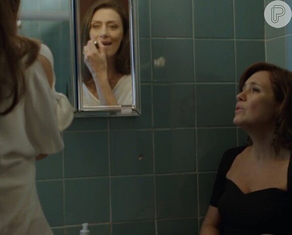 Marília (Maria Fernanda Cândido) pergunta para Tânia (Adriana Esteves) se ela não precisa de um silicone nos seios, em 'Felizes Para Sempre?'