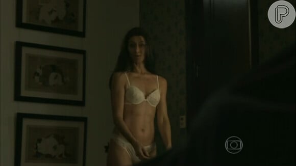 Maria Fernanda Cândido exibe ótima forma de lingerie aos 40 anos de idade em 'Felizes Para Sempre'