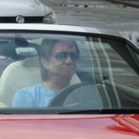 Roberto Carlos embarca em cruzeiro dirigindo carro importado de R$ 1,2 milhão