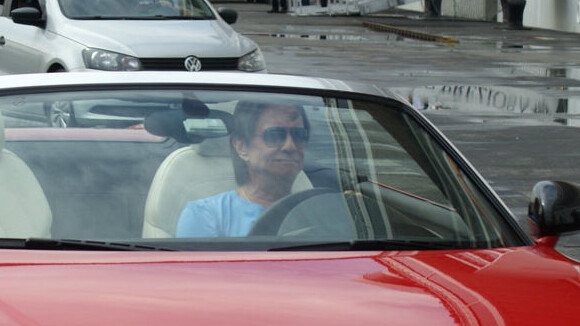 Roberto Carlos embarca em cruzeiro dirigindo carro importado de R$ 1,2 milhão