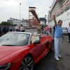 Roberto Carlos embarca em cruzeiro, em São Paulo, de carrão importado, avaliado em mais de R$ 1 milhão