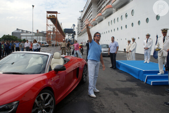 Roberto Carlos embarca em cruzeiro, em São Paulo, de carrão importado, avaliado em mais de R$ 1 milhão