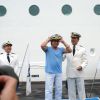 Roberto Carlos embarca em cruzeiro, em São Paulo, de carrão importado