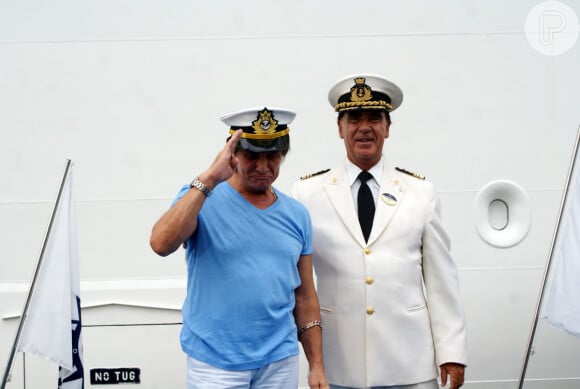Roberto Carlos coloca cap de marinheiro antes de embarcar para o cruzeiro 'Emoções em alto mar', em Santos, São Paulo