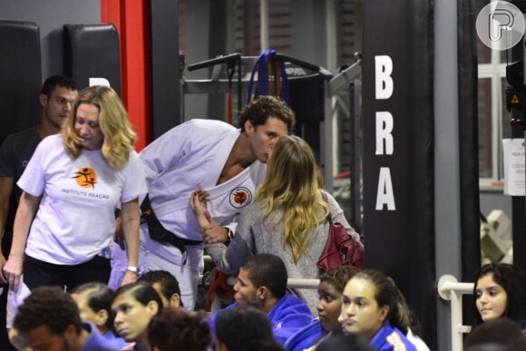 Fiorella Mattheis beija Flávio Canto em evento da ONG Reação