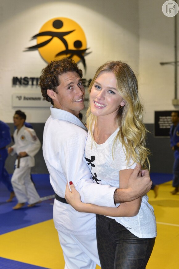 Fiorella Mattheis e o namorado, Flávio Canto, brincam de lutar judô durante a comemoraão dos 10 anos da ONG Reação, No Rio de Janeiro, em 10 de abril de 2013