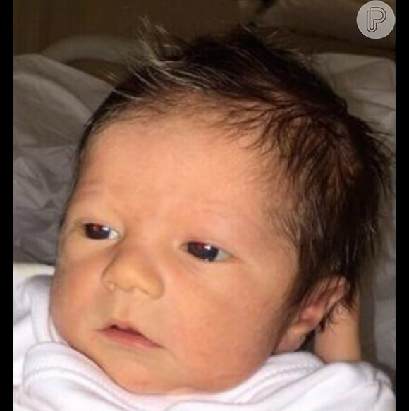Shakira mostrou pela primeira vez o rostinho do filho caçula, Sasha, nascido no dia 29 de janeiro de 2015