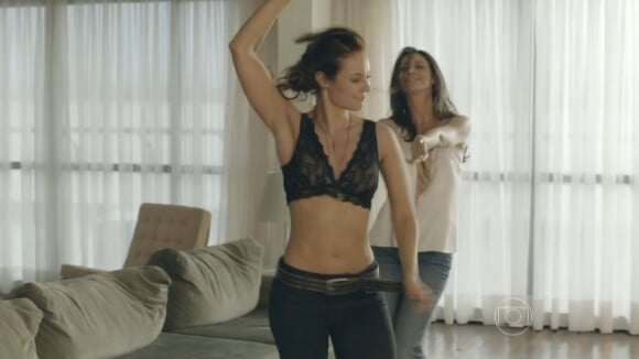 Paolla Oliveira volta exibir boa forma em cena de sexo em 'Felizes para Sempre?'