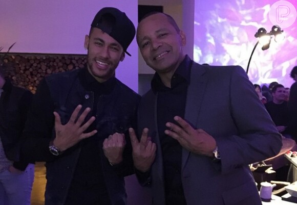 Neymar posou para foto com o pai, na sua festa de aniversário de 23 anos