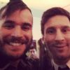 Companheiro de Neymar no Barcelona, Lionel Messi marcou presença na festa e foi tietado por convidados