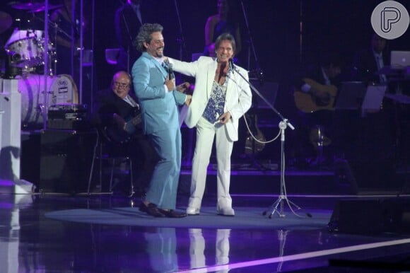 Para dividir o palco com Roberto Carlos, Alexandre Nero mostrou toda elegância em um terno azul claro