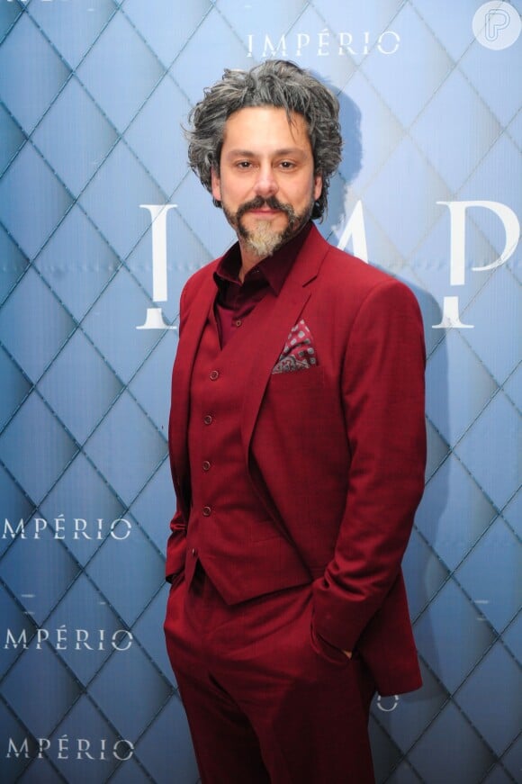 Na festa de lançamento da novela 'Império', Alexandre Nero apostou num terno vermelho Ricardo Almeida e brincou sobre o look ao postar uma foto com os colegas de elenco