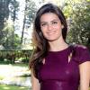Isabeli Fontana escolhe vestido roxo para evento de beleza