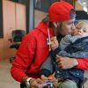 Neymar beija o filho, Davi Lucca, após se tornar sócio do Barcelona