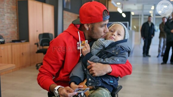 Neymar beija o filho, Davi Lucca, após se tornar sócio do Barcelona