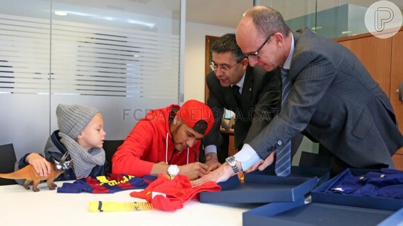 Nesta sexta (6), Neymar assinou o documento que o transforma sócio do clube Barcelona