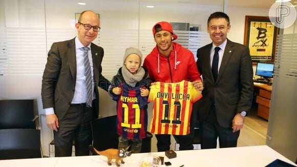 Presente de aniversário! Neymar e o filho, Davi Lucca, ganham carteirinhas de sócios do Barcelona
