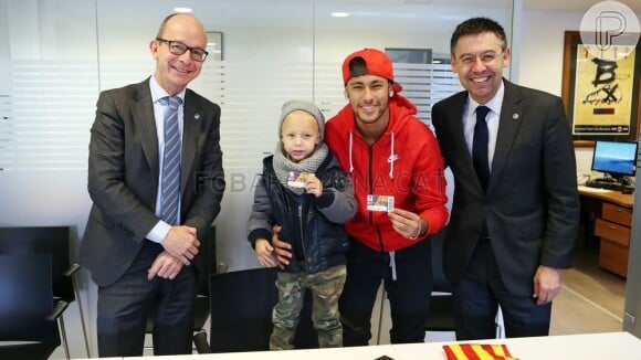 Neymar e o filho, Davi Lucca, se tornam sócios do Barcelona