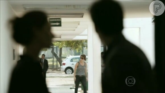 Marília (Maria Fernanda Cândido) pergunta a Joel (João Baldasserini) se ele conhece Danny Bond (Paolla Oliveira)