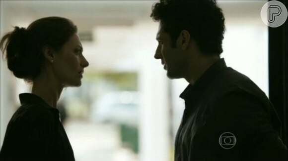 Joel (João Baldasserini) conta a Marília (Maria Fernanda Cândido) que foi Danny Bond (Paolla Oliveira) quem entrgeou os documentos que incrimivam Cláudio (Enrique Diaz) à polícia
