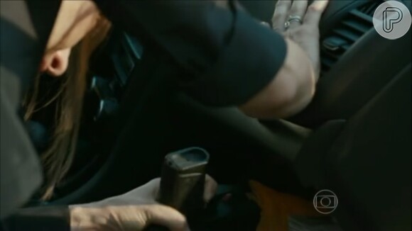 Marília (Maria Fernanda Cândido) pega arma no carro de Hugo (João Miguel)