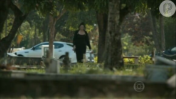Com a arma na mão, Marília (Maria Fernanda Cândido) vai atrás de Danny Bond (Paolla Oliveira)