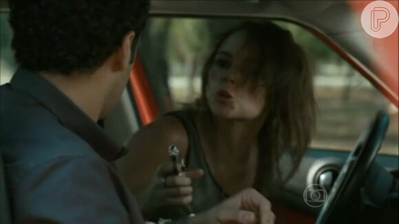 Danny Bond (Paolla Oliveira) aponta arma para Joel (João Baldasserini) 