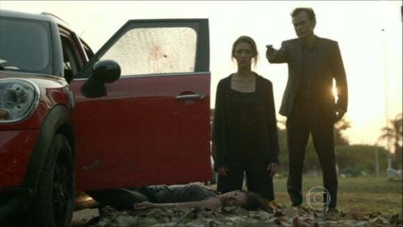 Claúdio (Enrique Diaz) aponta arma para Marília (Maria Fernanda Cândido) após morte de Danny Bond (Paolla Oliveira)