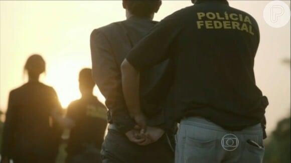 Após morte de Danny Bond (Paolla Oliveira), Cláudio (Enrique Diaz) e Marília (Maria Fernanda Cândido) são presos