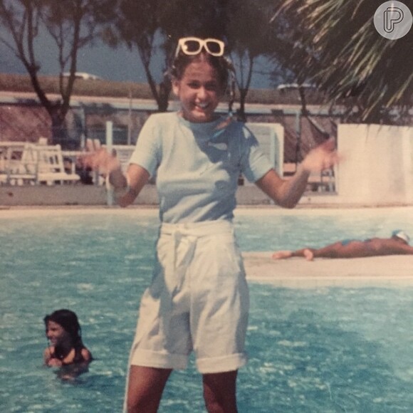 Xuxa compartilha foto da adolescência: 'Primeira foto aos 16 anos'