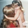Xuxa posta fotos com a mãe, Alda, e a filha, Sasha, no Instagram: 'Sassa beijando minha Aldinha de peruca. Lindas'