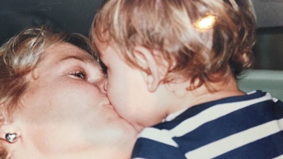 Xuxa mostra Sasha bebê e compartilha momentos íntimos em família em rede social