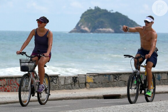 Débora Nascimento e José Loreto curtem tarde no Rio de exercitando na orla da Praia da Macumba