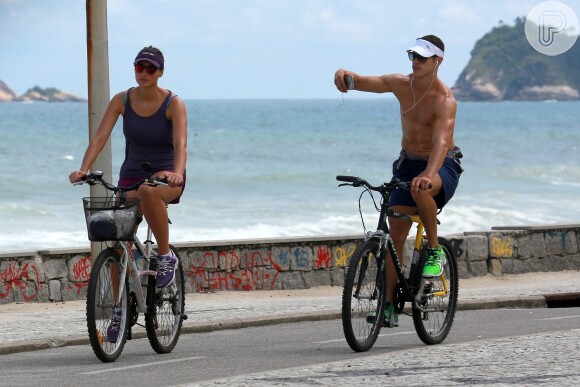 Débora Nascimento e José Loreto se exercitam na orla da Praia da Macumba, no Rio de Janeiro