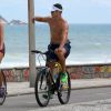 Débora Nascimento e José Loreto se exercitam na orla da Praia da Macumba, no Rio de Janeiro