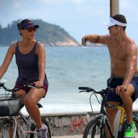 Débora Nascimento, de 'Alto Astral', e José Loreto passeiam de bicicleta no Rio