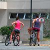 De pernas à mostra, Débora Nascimento faz pausa com amiga em tarde de bike no Rio