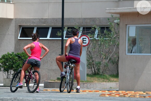 De pernas à mostra, Débora Nascimento faz pausa com amiga em tarde de bike no Rio