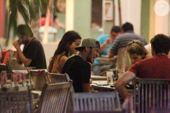Bruna Marquezine e Neymar jantam com amigos, em 11 de abril de 2013