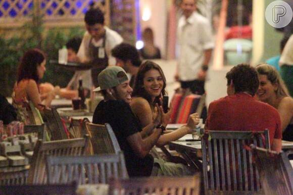 Bruna Marquezine e Neymar conversam com amigos durante jantar