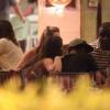 Bruna Marquezine abraça Neymar em restaurante