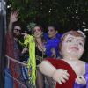 Embaixatriz do bloco, Leandra Leal usa fantasia neon e curte Carnaval de São Paulo