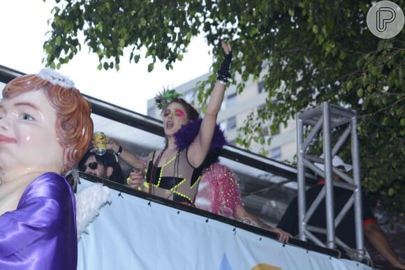 Embaixatriz do bloco, Leandra Leal usa fantasia neon e curte Carnaval de São Paulo