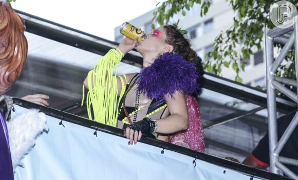 Leandra Leal fuma e bebe cerveja em bloco de rua de São Paulo