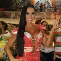 Gracyanne Barbosa aposta em look decotado em ensaio na quadra da X-9 Paulistana